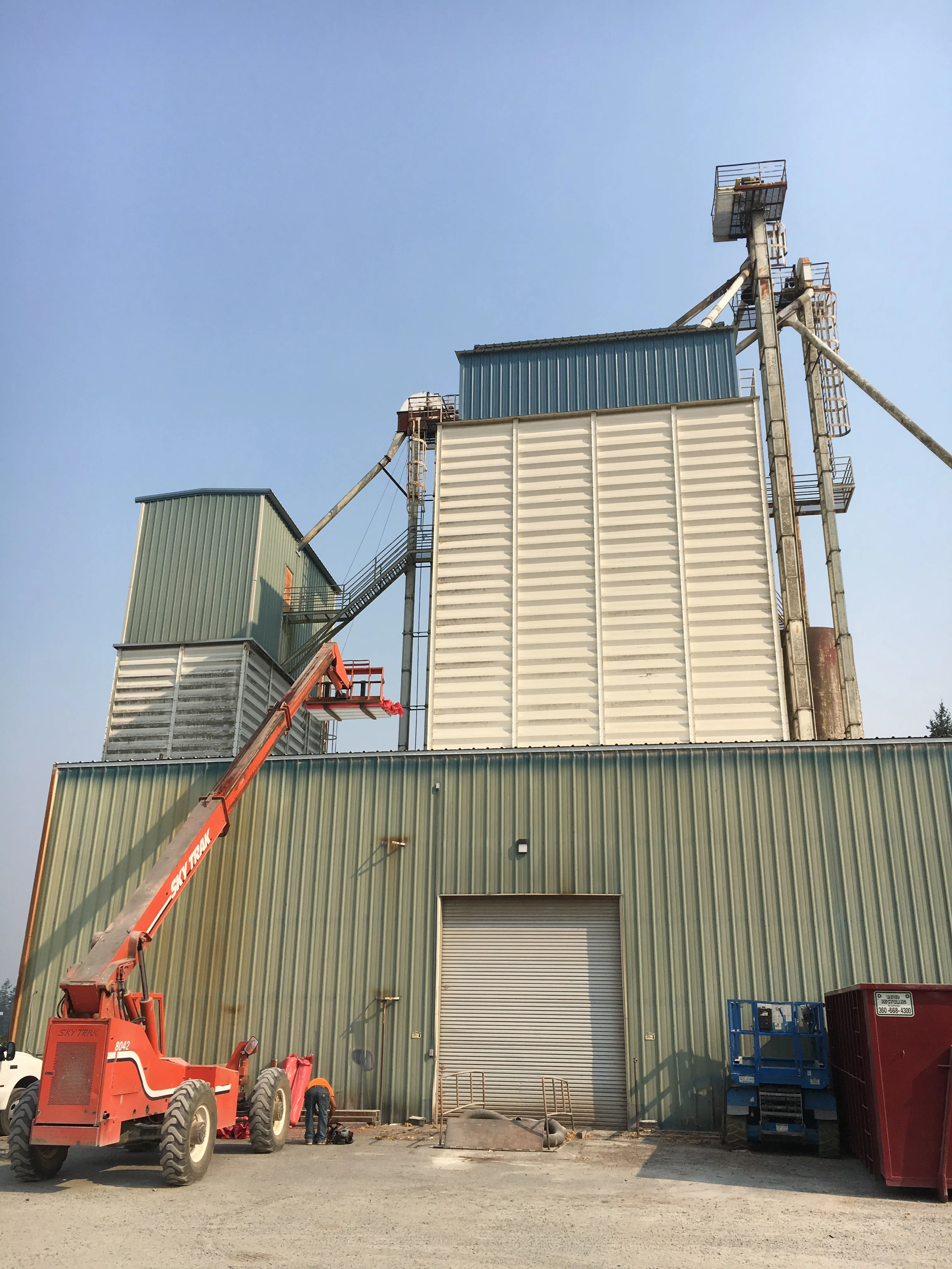 Grain elevator construction with telehandler on site